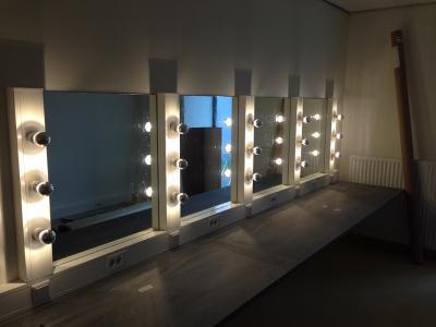 In het nieuwe Theater de Stoep in Spijkenisse hebben wij 83 spiegels mogen plaatsen in de kleedkamers en toiletten.