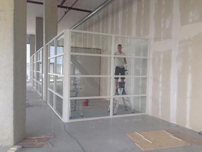 Geluidswerend glas in nieuw te bouwen kantoren geleverd en geplaatst.